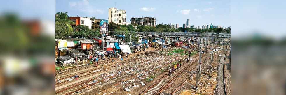 SC Orders Removal of 48,000 Jhuggies Along Delhi Railway Tracks Within Three Months