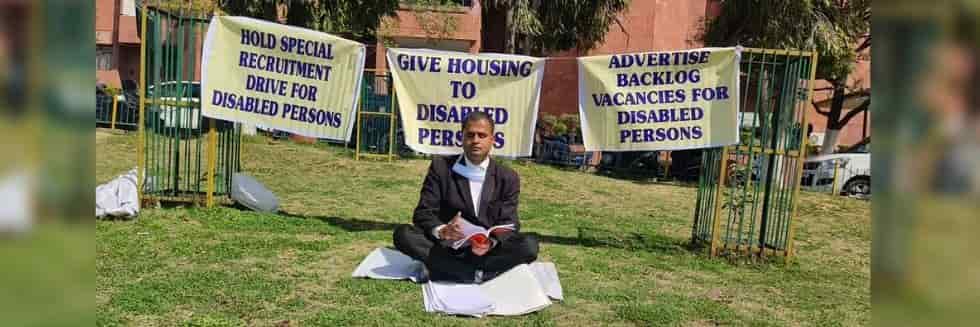 “Implement Disability Law In Jammu And Kashmir”: Demands Visually Impaired Lawyer Protesting Outside J&K High Court